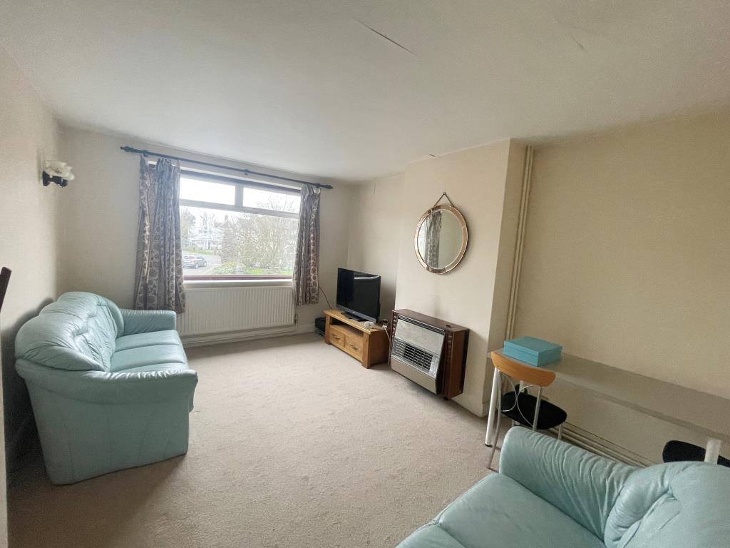 Lot: 80 - TWO-BEDROOM FLAT FOR REFURBISHMENT - Living room with window